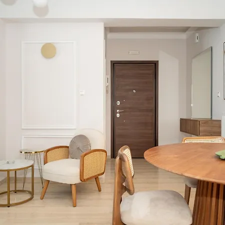 Margo Luxury Living 1 By 8essentially Apartment