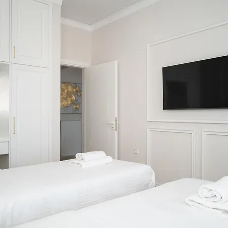 Margo Luxury Living 1 By 8essentially Apartment