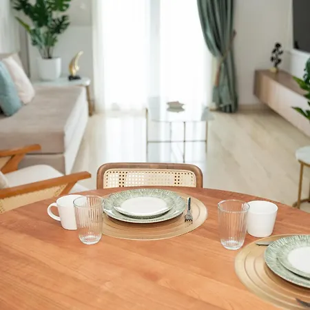 Margo Luxury Living 1 By 8essentially Apartment *